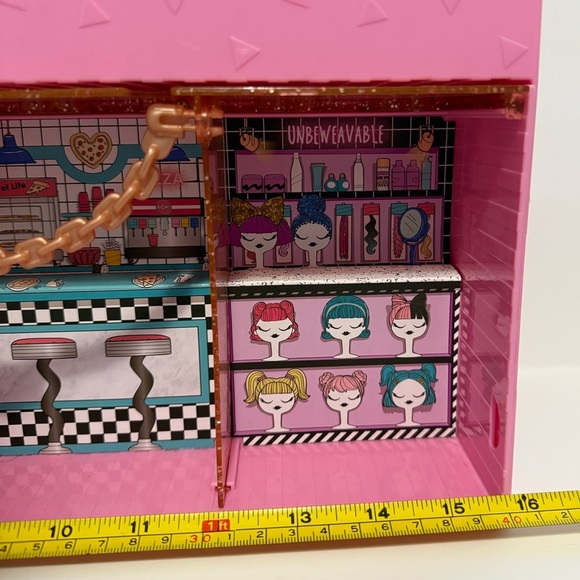 L.O.L. Surprise! Pop-Up Store. It is a 3-in-1 playset - Picture 5 of 6
